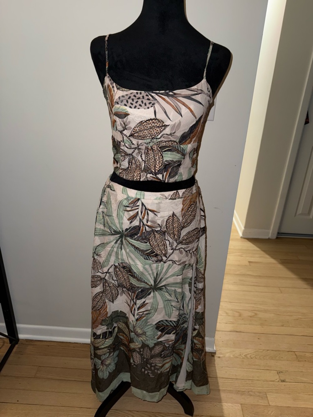 Leaf-Print Maxi Skirt Set in Beige and Green